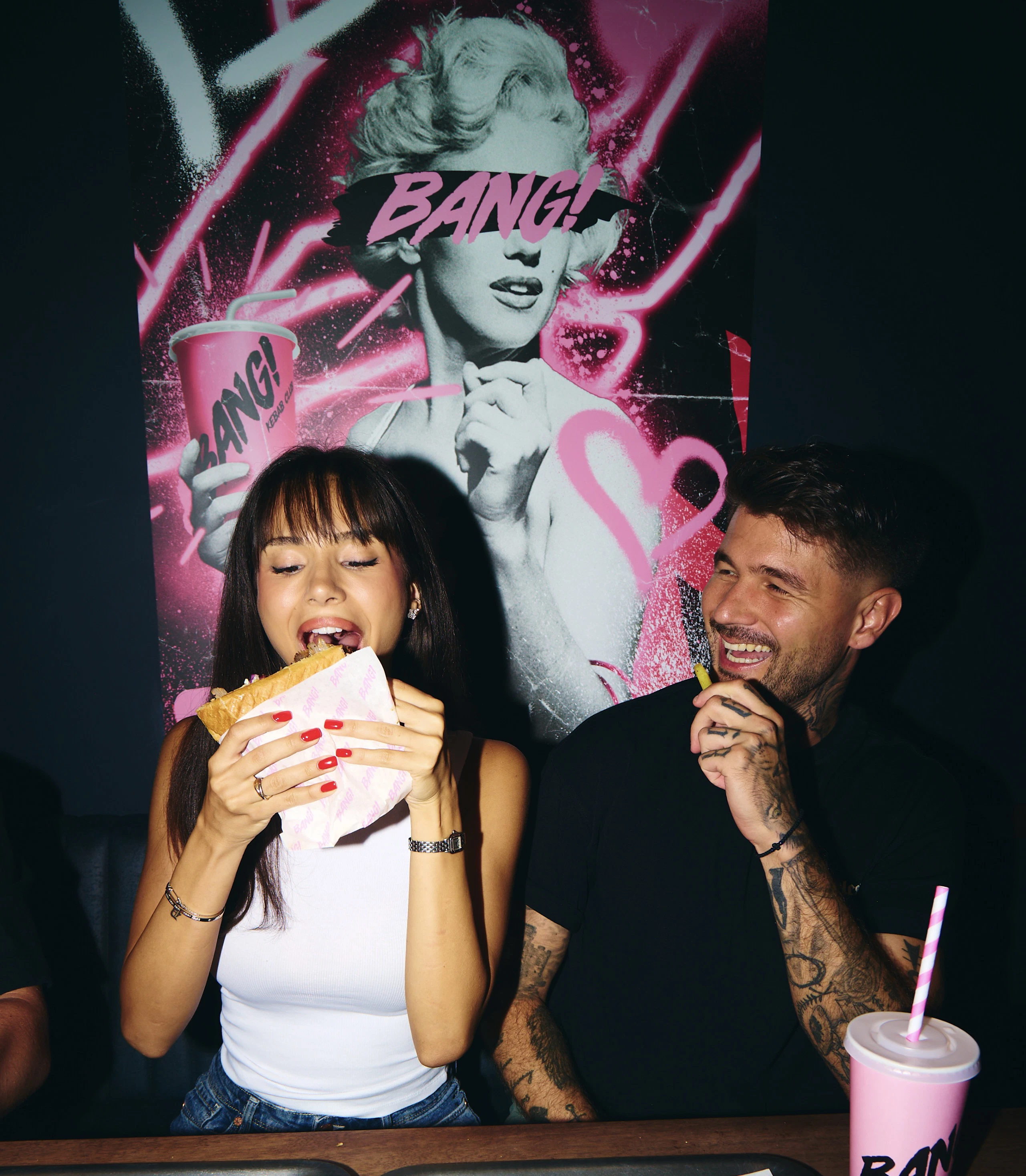Mann und Frau geniessen Döner im Bang! Kebab Club