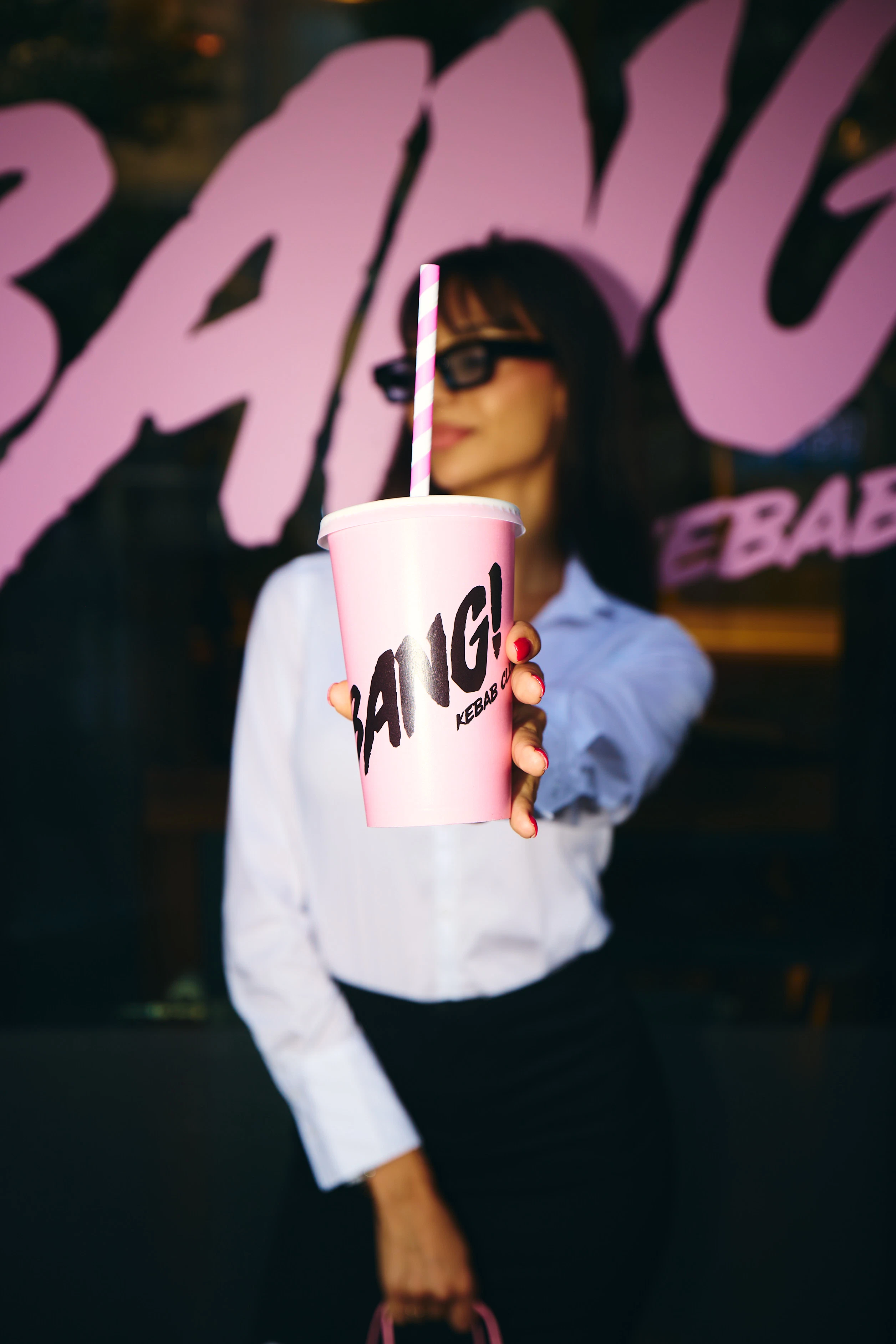 Model mit Bang! Kebab Club Becher